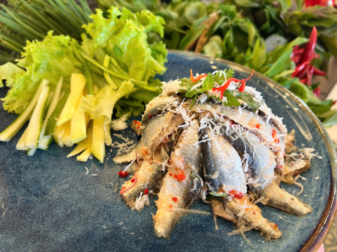 Gỏi c&aacute; tr&iacute;ch đặc sản đảo Ngọc. Ảnh: B&iacute;ch Phương