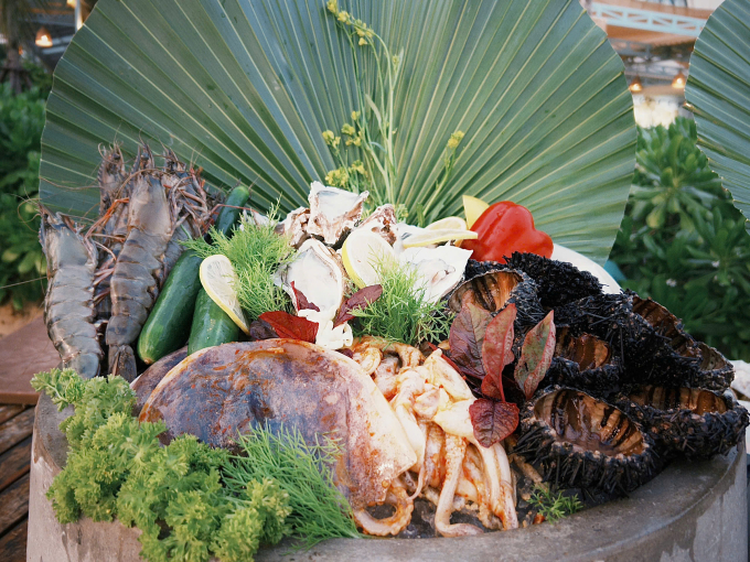 Tiệc BBQ hải sản tr&ecirc;n b&atilde;i biển ở Ph&uacute; Quốc. Ảnh: B&iacute;ch Phương