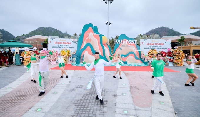 Vũ c&ocirc;ng tr&igrave;nh diễn tại VUI-Fest C&aacute;t B&agrave;. Ảnh: Sun Group