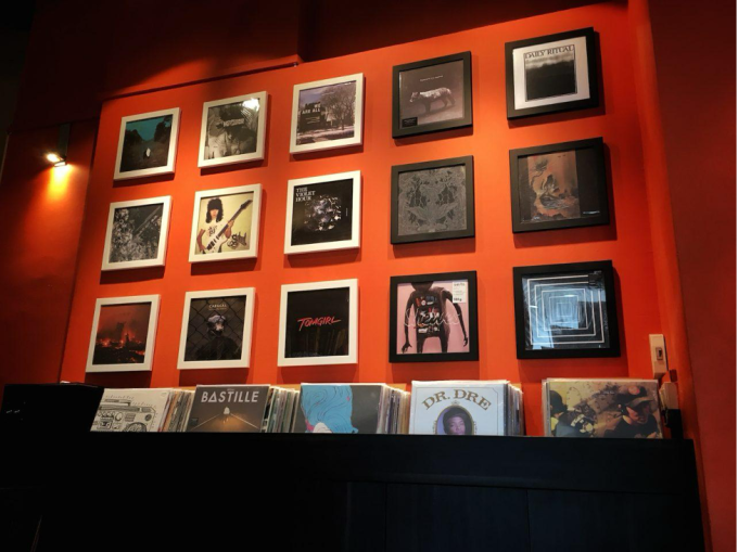 B&igrave;a đĩa than được đ&oacute;ng th&agrave;nh khung ảnh trang tr&iacute; tr&ecirc;n tường. Ảnh: The Vinyl Factory