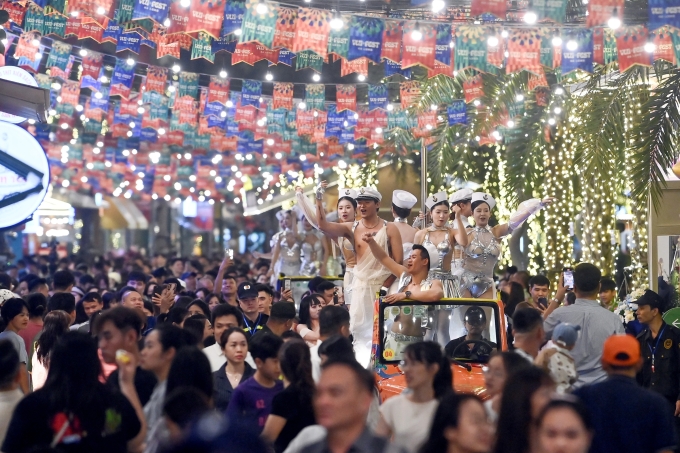 H&agrave;ng ngh&igrave;n du kh&aacute;ch đến Tổ hợp giải tr&iacute; - ẩm thực VUI-Fest Ha Long trong tối khai trường. Ảnh: Xu&acirc;n Hoa