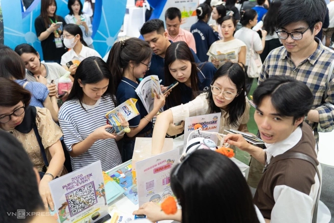 Du kh&aacute;ch săn tour giảm gi&aacute; tại Hội chợ Du lịch Quốc tế 2026 (VITM) diễn ra tại H&agrave; Nội. Ảnh: Ho&agrave;ng Giang