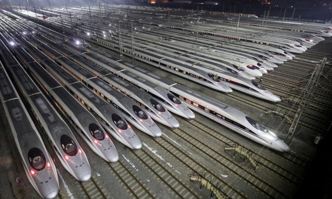 C&aacute;c t&agrave;u cao tốc tại nơi bảo dưỡng ở Vũ H&aacute;n, Trung Quốc. Ảnh:Reuters.