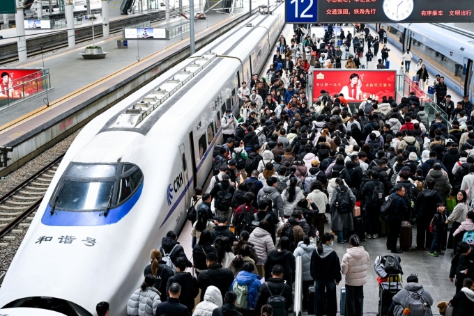 H&agrave;nh kh&aacute;ch tại ga Nam Kinh ng&agrave;y 23/2. Ảnh: Xinhua