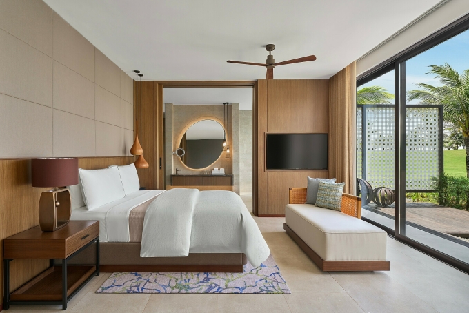Kh&ocirc;ng gian ph&ograve;ng ngủ với chiếc giường thương hiệu Westin. Ảnh: The Westin Resort & Spa Cam Ranh