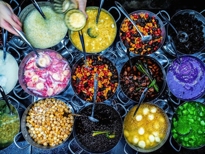Sạp ch&egrave; Huế với nhiều m&oacute;n ch&egrave; đa dạng. Ảnh: Thanh To&agrave;n