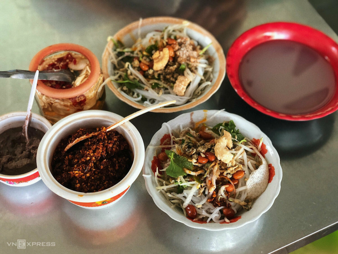 Cơm Hến l&agrave; m&oacute;n ăn đậm bản sắc địa phương. Ảnh: Ng&acirc;n Dương