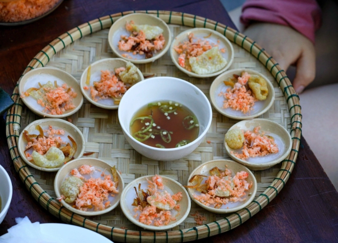 Một phần b&aacute;nh b&egrave;o thường gồm 8-10 ch&eacute;n nhỏ. Ảnh: Nguyễn Phong