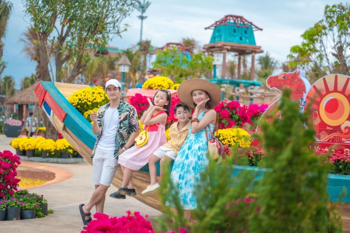 Gia đ&igrave;nh trải nghiệm c&ocirc;ng vi&ecirc;n nước Sun World Vung Tau. Ảnh: Sun Group