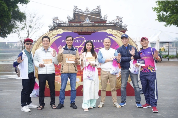 Runner, du kh&aacute;ch check-in tại Expo VnExpress Marathon 2025. Ảnh: VnExpress Marathon