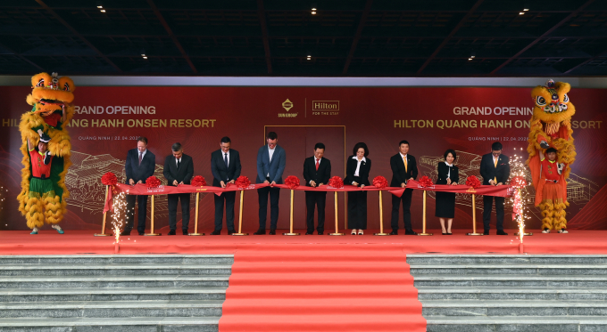 Đại diện Sun Group v&agrave; Hilton cắt băng khai trương khu nghỉ dưỡng. Ảnh: Sun Group