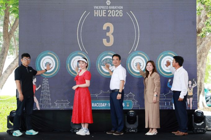 Đại biểu tiến h&agrave;nh nghi thức khai mạc. Ảnh: Đức Đồng.