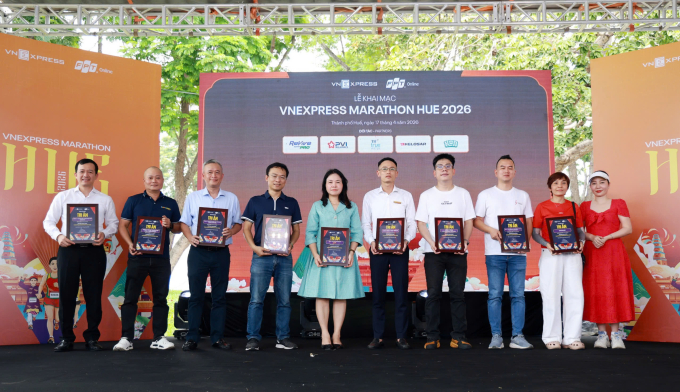 Đại diện ban tổ chức trao thư tri &acirc;n cho c&aacute;c đơn vị đồng h&agrave;nh. Ảnh: Đức Đồng