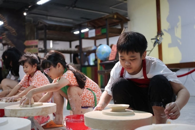 Trẻ em trải nghiệm l&agrave;m gốm ở B&aacute;t Tr&agrave;ng. Ảnh: Ho&agrave;ng Duy