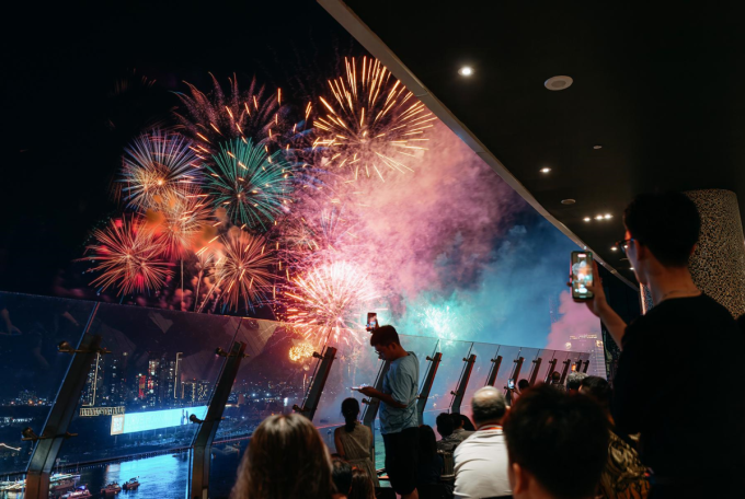 Tầm nh&igrave;n ngắm ph&aacute;o hoa của kh&aacute;ch sạn Le M&eacute;ridien Saigon. Ảnh: Le M&eacute;ridien Saigon