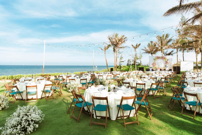 Lễ cưới được tổ chức ngay b&ecirc;n bờ biển B&atilde;i D&agrave;i. Ảnh: Duy&ecirc;n H&agrave; Resort Cam Ranh