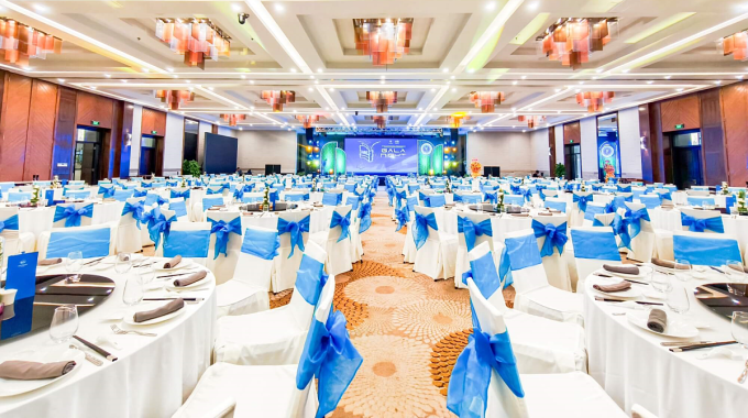 Sảnh Yến tiệc hiện đại sức chứa 600 kh&aacute;ch. Ảnh: Duy&ecirc;n H&agrave; Resort Cam Ranh