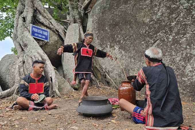 &Ocirc;ng Rơlan Hieo l&agrave; người thực hiện điệu m&uacute;a đại b&agrave;ng tung c&aacute;nh. Ảnh: Kim Thi