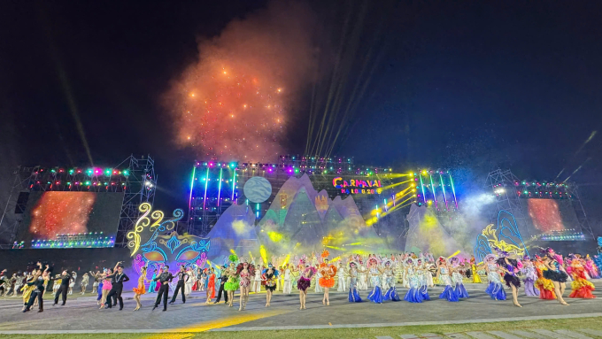Vũ c&ocirc;ng biểu diễn đường phố tại Carnaval Hạ Long 2025. Ảnh: L&ecirc; T&acirc;n