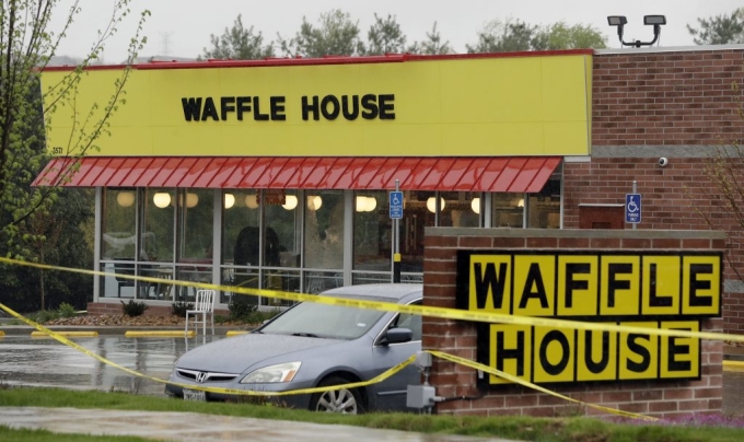 Một cửa h&agrave;ng Waffle House ở Mỹ. Ảnh: AP
