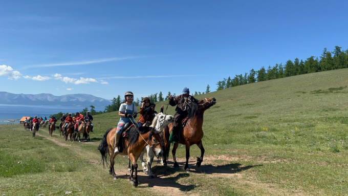 Du kh&aacute;ch cưỡi ngựa băng qua thảo nguy&ecirc;n M&ocirc;ng Cổ. Ảnh: Migola Travel