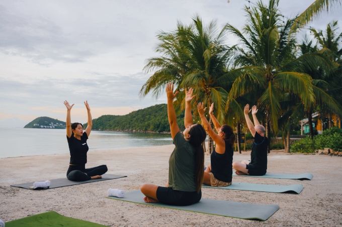 Lớp yoga tr&ecirc;n biển gi&uacute;p kh&aacute;ch lưu tr&uacute; thư gi&atilde;n, t&aacute;i tạo năng lượng. Ảnh: JW Marriott Phu Quoc