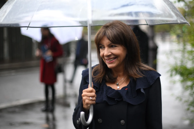Thị trưởng Anne Hidalgo đ&atilde; ưu ti&ecirc;n người đi bộ v&agrave; người đi xe đạp trong qu&aacute; tr&igrave;nh chuyển đổi Paris. Ảnh: AFP