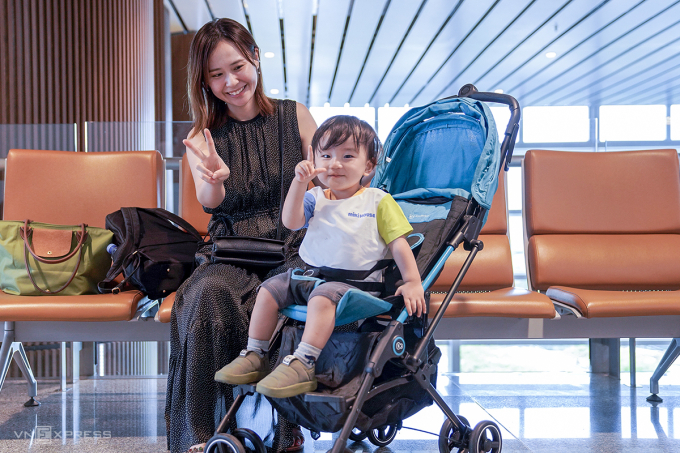 Tại Nh&agrave; ga T2, h&agrave;nh kh&aacute;ch c&oacute; thể sử dụng miễn ph&iacute; xe đẩy đa năng (d&ugrave;ng l&agrave;m ghế ăn hoặc chỗ ngủ) tại hai sảnh khởi h&agrave;nh tầng 2 sau khu vực an ninh, b&ecirc;n cạnh tiện &iacute;ch ph&ograve;ng v&uacute; em d&agrave;nh cho người đi c&ugrave;ng trẻ nhỏ. Ảnh: Nguyễn Đ&ocirc;ng