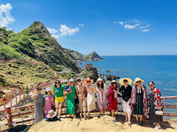 Kh&aacute;ch du lịch trong chuyến tham quan Quy Nhơn. Ảnh: Vietluxtour
