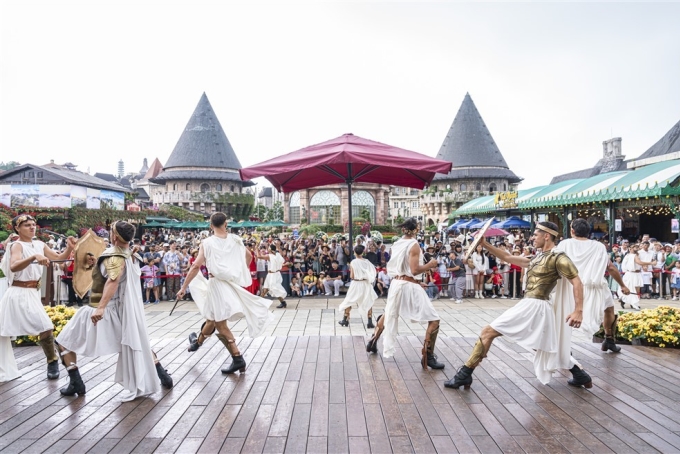 Show diễn nghệ thuật ngo&agrave;i trời. Ảnh: Sun Group