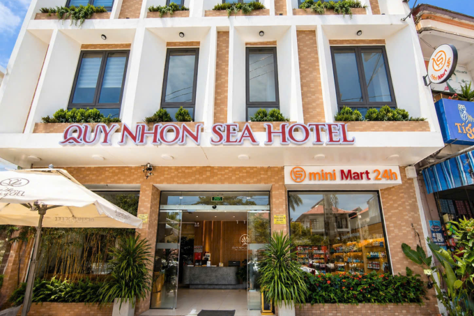 Quy Nhon Sea Hotel c&oacute; vị tr&iacute; gần b&atilde;i tắm biển Quy Nhơn. Ảnh: Quy Nhon Sea Hotel