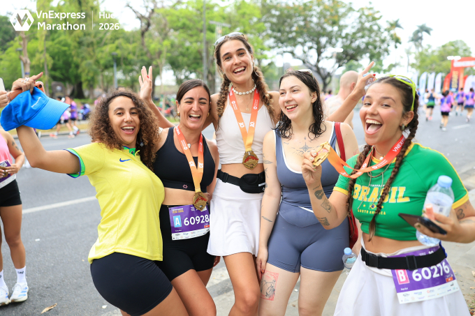 Nh&oacute;m runner quốc tế ăn mừng sau khi ho&agrave;n th&agrave;nh đường chạy VnExpress Marathon Huế 2026, sẵn s&agrave;ng kh&aacute;m ph&aacute; ẩm thực cố đ&ocirc;. Ảnh: VnExpress Marathon