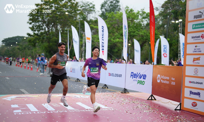Khoảnh khắc về đ&iacute;ch của Arvin (tr&aacute;i) v&agrave; một runner Việt s&aacute;ng 19/4. Ảnh: VnExpress Marathon