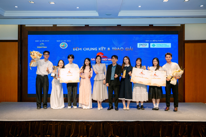 Đại diện c&aacute;c đội gi&agrave;nh giải Nhất, Đại sứ Truyền th&ocirc;ng v&agrave; Đồng h&agrave;nh nhận giải thưởng. Ảnh: BTC