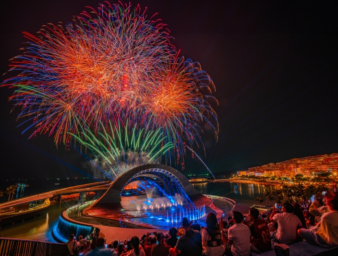Kh&aacute;n giả theo d&otilde;i ph&aacute;o b&ocirc;ng tr&ecirc;n biển trong show Kiss of the Sea tại Ph&uacute; Quốc. Ảnh: Sun Group