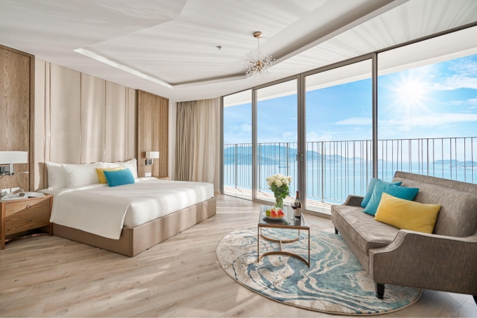 Kh&ocirc;ng gian ph&ograve;ng nghỉ với ban c&ocirc;ng rộng tho&aacute;ng hướng biển. Ảnh: The Empyrean Nha Trang