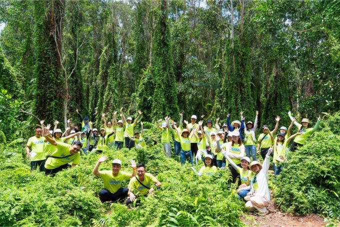 Du kh&aacute;ch tham gia hoạt động bảo vệ rừng trong chương tr&igrave;nh Du lịch ESG. Ảnh: Vietluxtour
