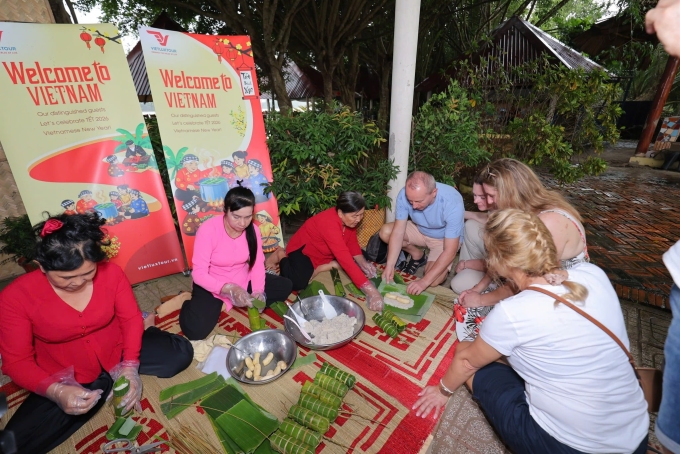 Đo&agrave;n du kh&aacute;ch quốc tế tham gia trải nghiệm Tết miền T&acirc;y. Ảnh: Vietluxtour
